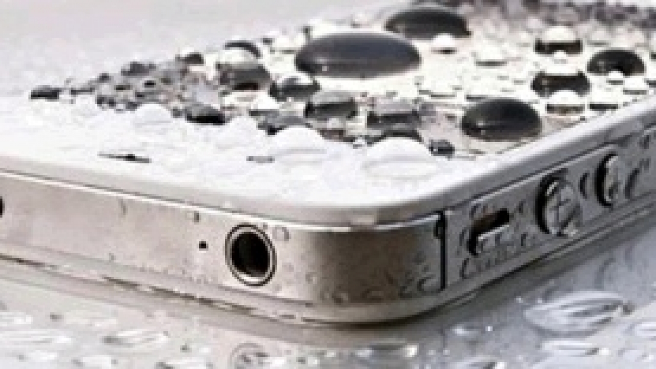 Прочистка айфона от воды динамиками