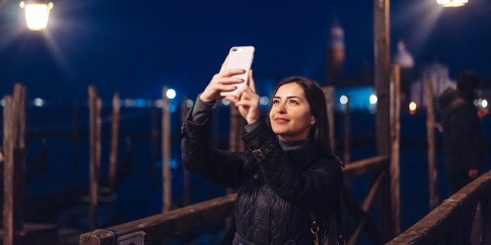 selfie φωτογραφία με χρήση flash από το κινητό smartphone