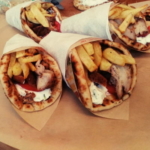 o-pelaths-me-to-souvlaki-featured